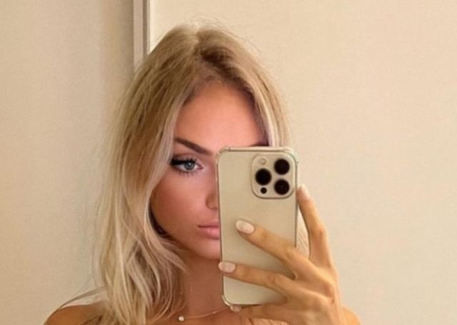 Selfie Girls (21 pics)