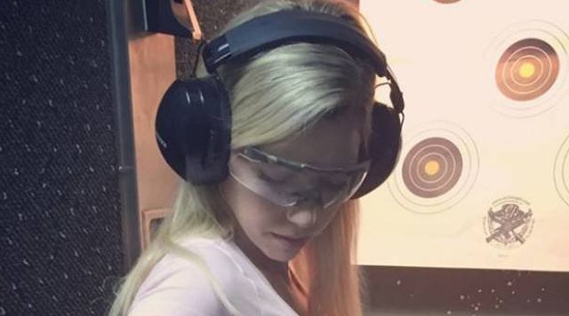 Girls And Guns (36 pics)