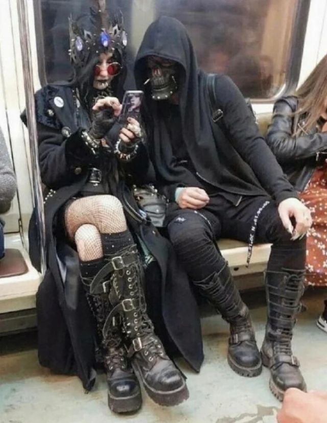 Strange People On Public Transport (20 pics)