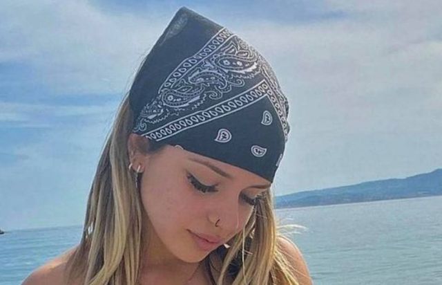 Busty Girls (25 pics)
