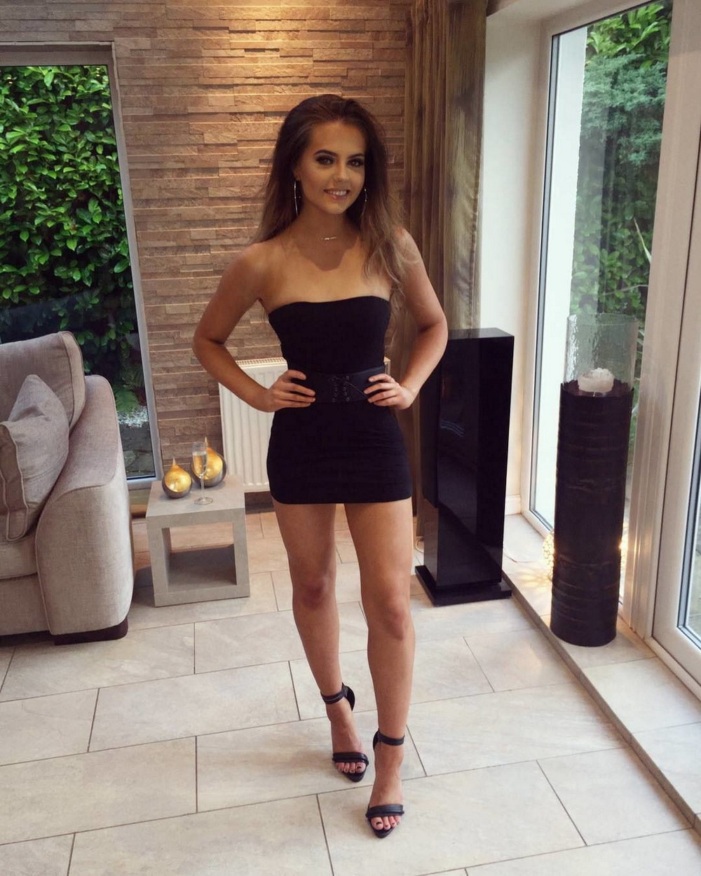 Girls In Dresses (27 pics) Girls In Dresses (27 pics)