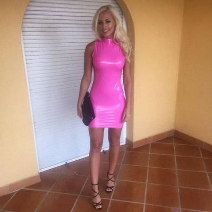 Girls In Dresses (25 pics) Girls In Dresses (25 pics)