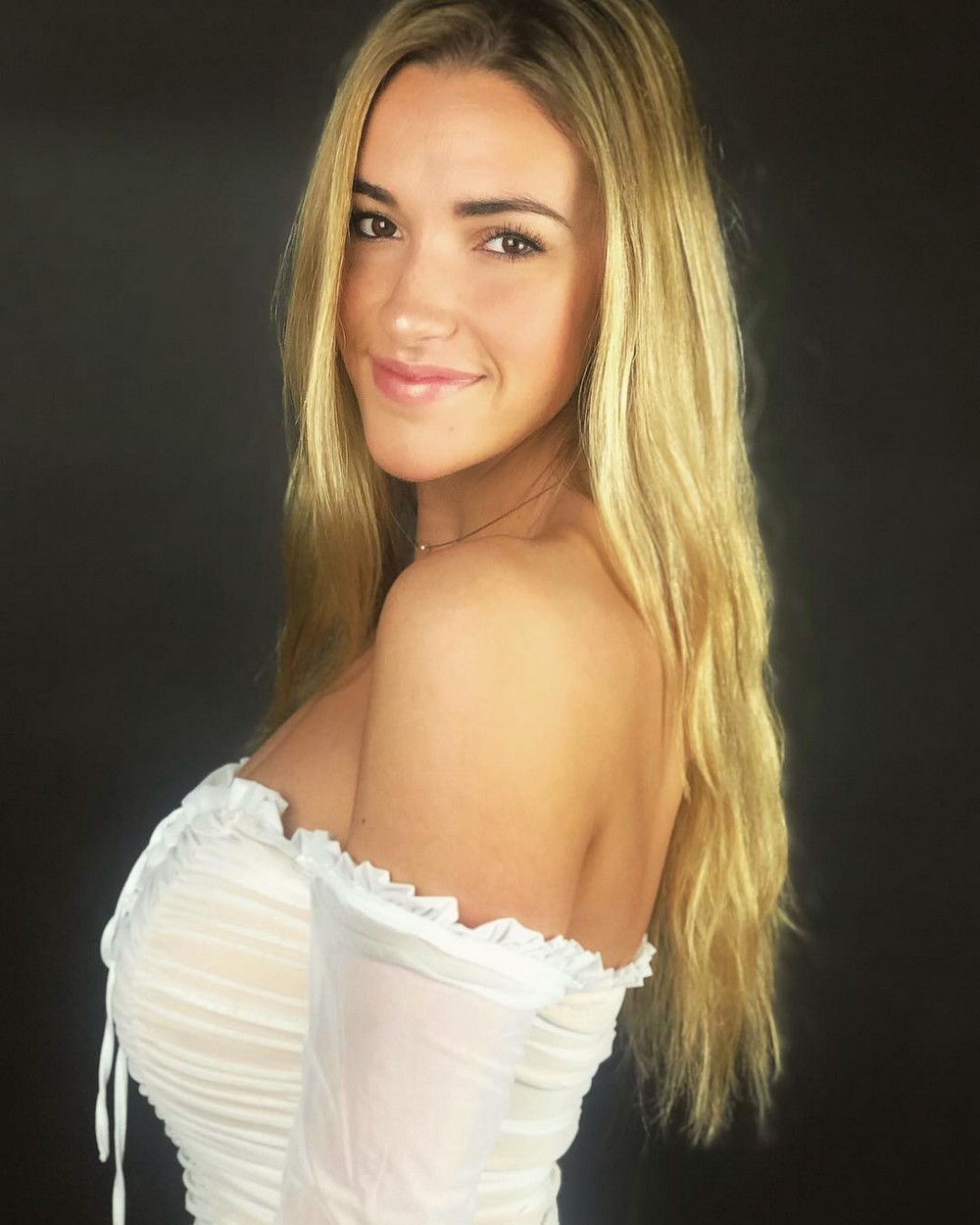 Girls In White Shirts (27 pics)