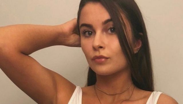 Girls In White Shirts (27 pics)