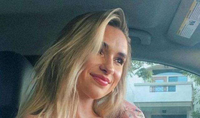 Busty Girls (35 pics)