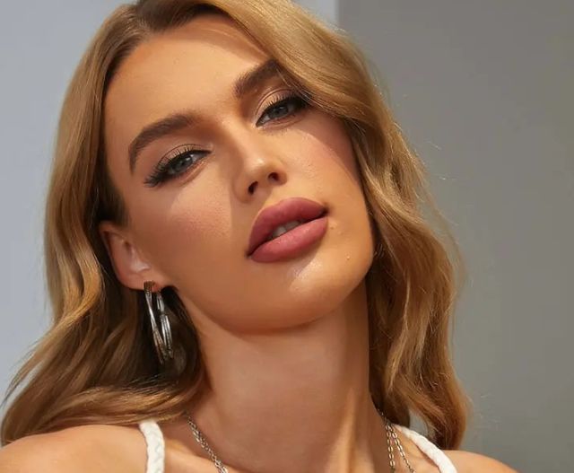 Girls In White (27 pics)