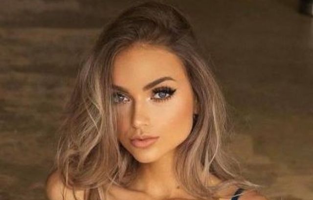 Girls In Lingerie (34 pics)