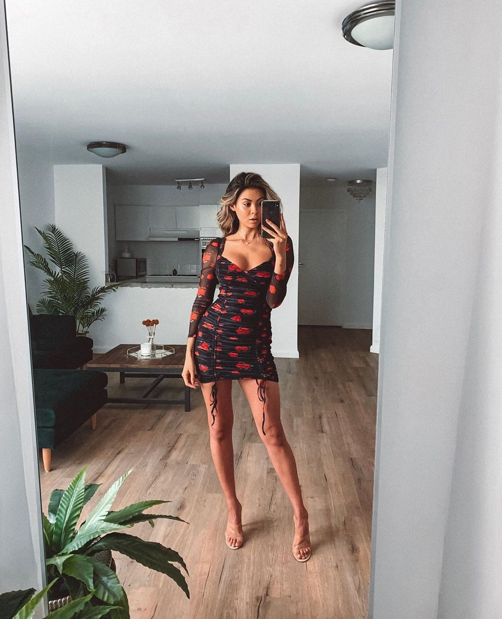 Girls In Dresses (25 pics)