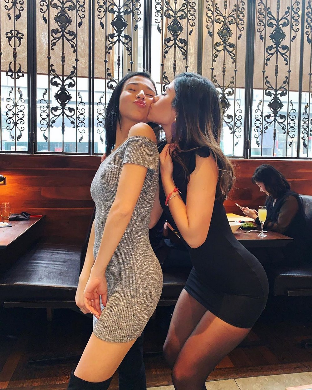 Girls In Dresses (25 pics)