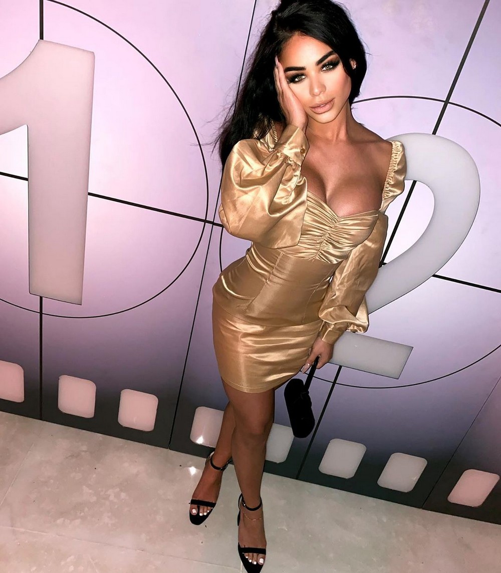 Girls In Dresses (25 pics)