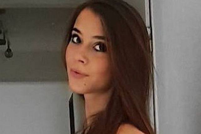 Girls In Dresses (25 pics)