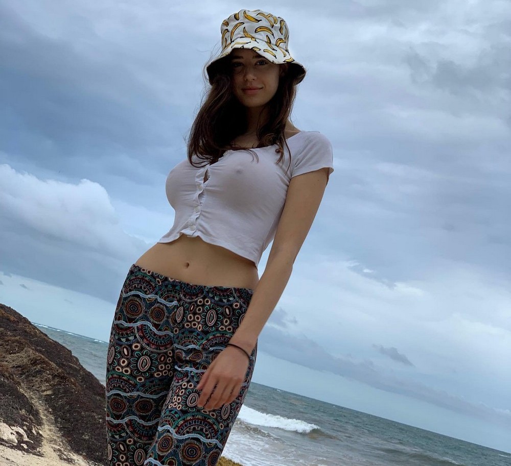 Braless Girls (22 pics)