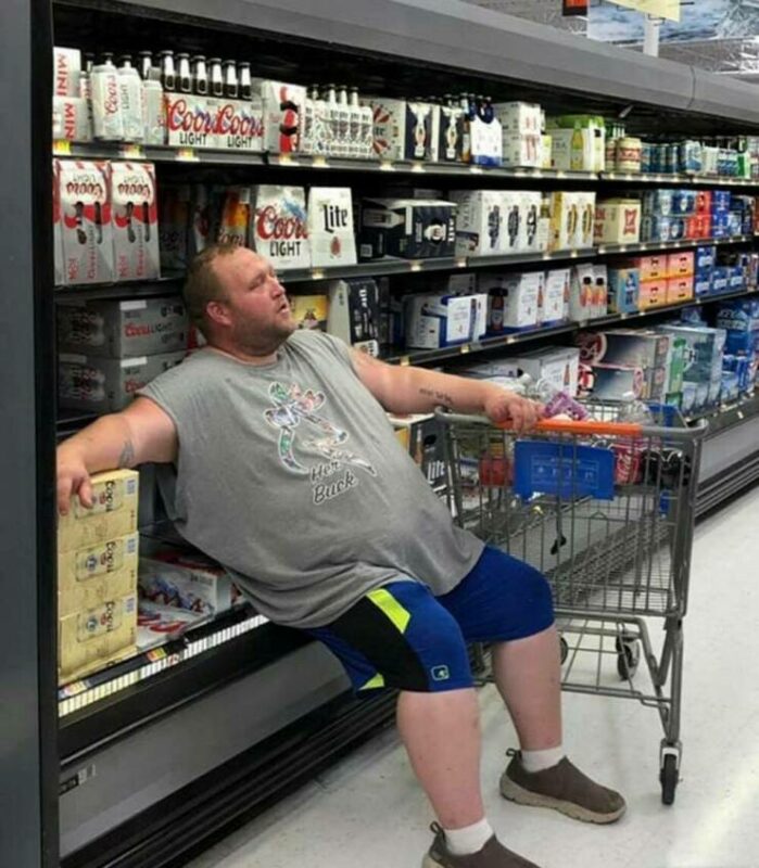 Strange People In Shops (21 pics)