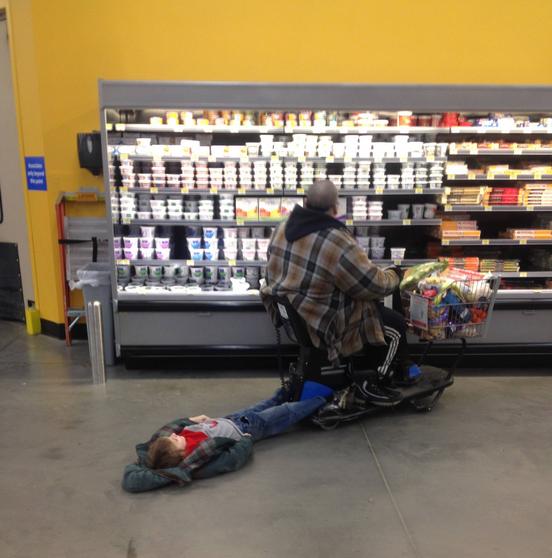 Strange People In Shops (21 pics)