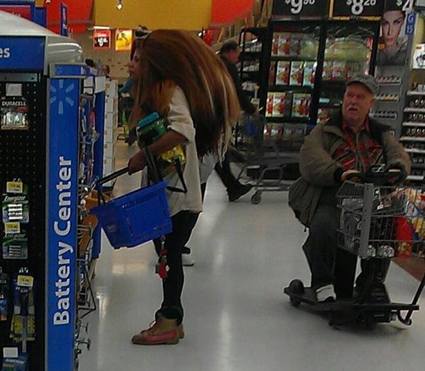 Strange People In Shops (21 pics)