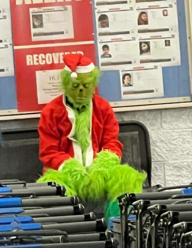 Strange People In Shops (21 pics)