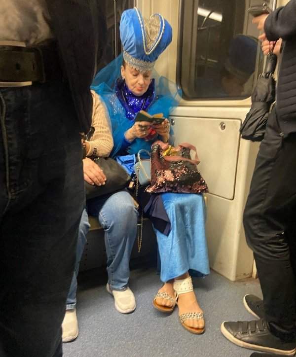Strange People In The Subway (21 pics)