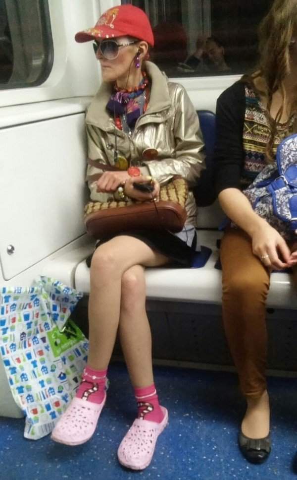 Strange People In The Subway (21 pics)