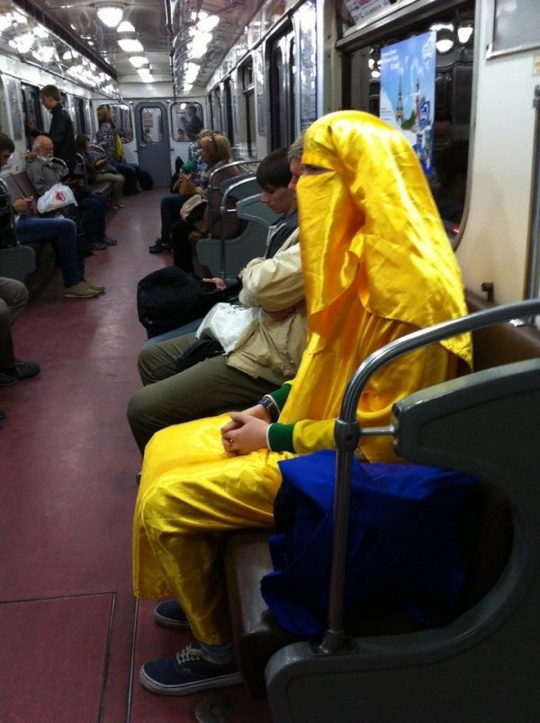 Strange People In The Subway (21 pics)