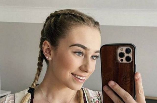 Selfie Girls (34 pics)