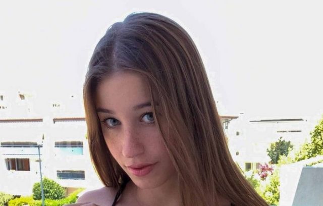 Busty Girls (29 pics)