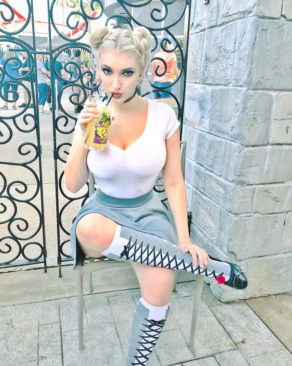 Girls In White Shirts (25 pics)