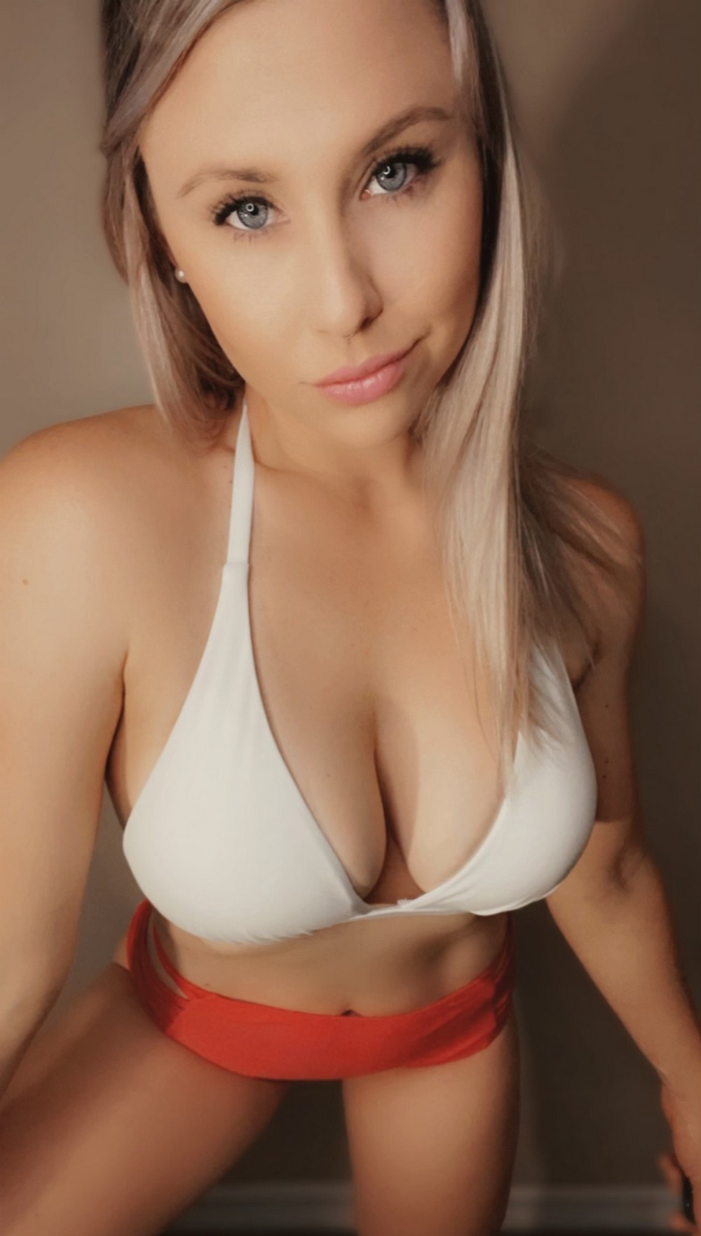 Busty Girls (27 pics)