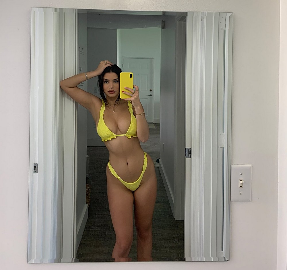 Busty Girls (27 pics)