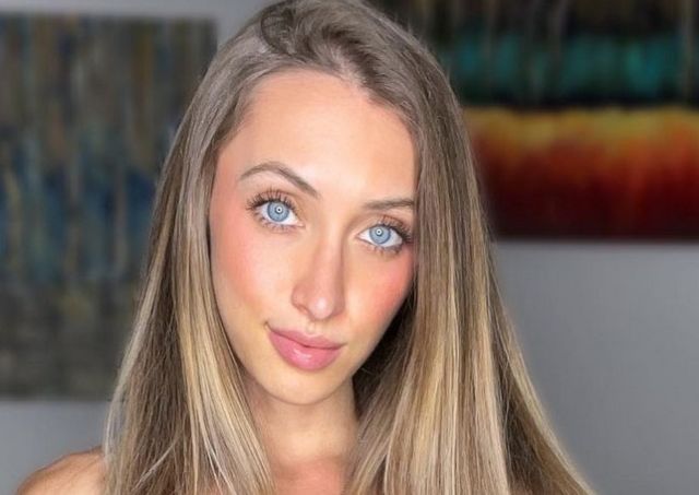 Busty Girls (27 pics)