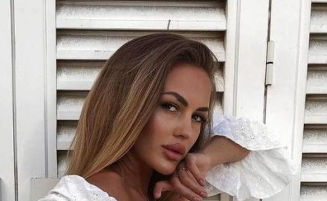 Girls In Shorts (32 pics)