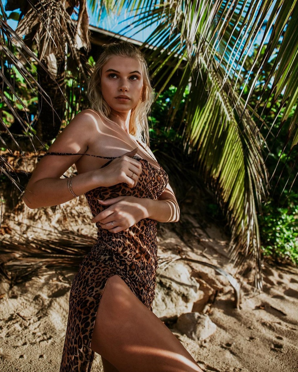 Girls In Dresses (25 pics) Girls In Dresses (25 pics)