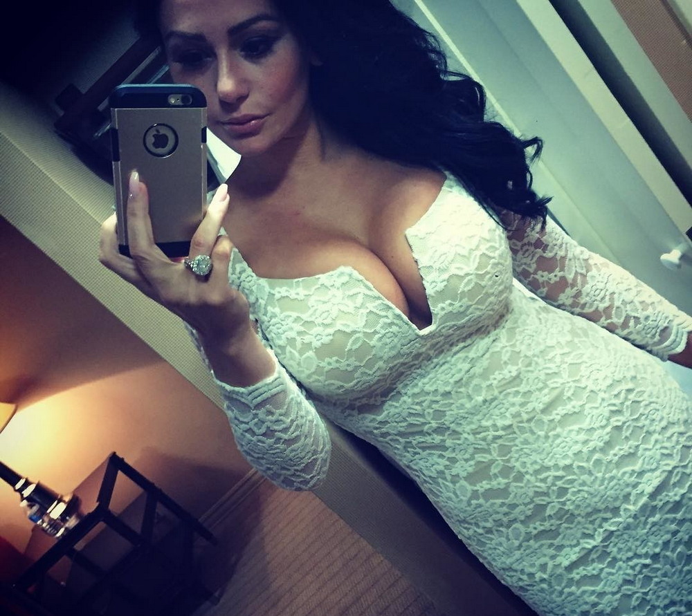 Busty Girls (25 pics)