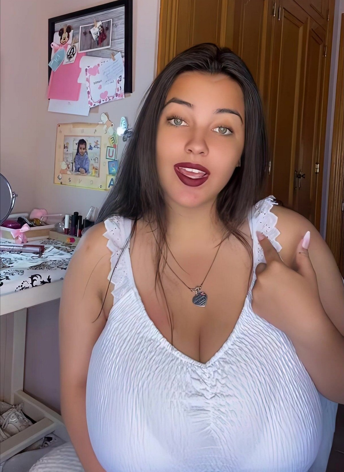 Busty Girls (23 pics) Busty Girls (23 pics)