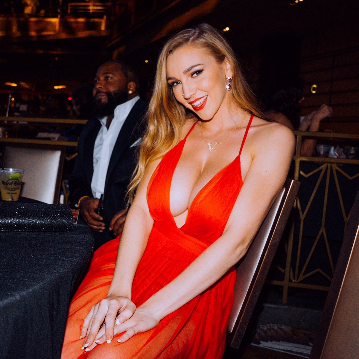 Busty Girls (23 pics) Busty Girls (23 pics)