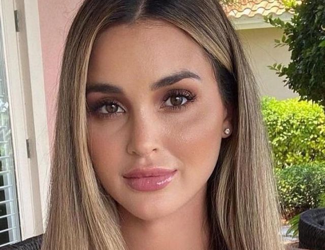 Busty Girls (23 pics)