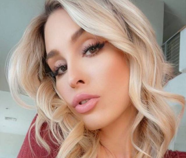 Busty Girls (31 pics)