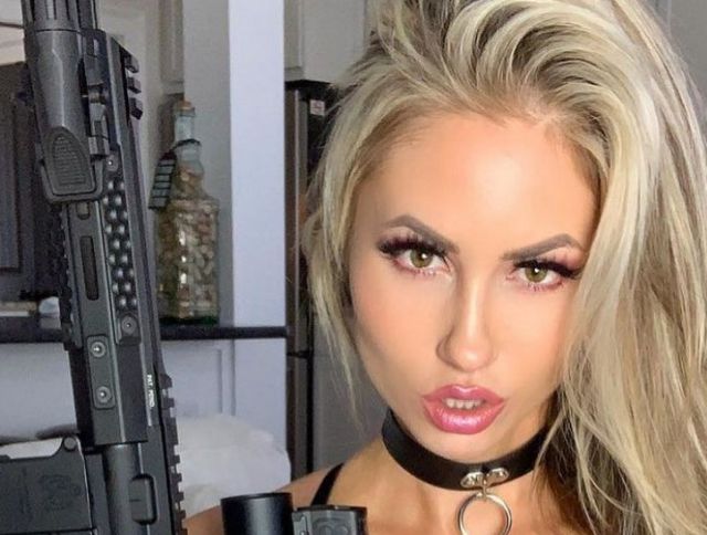 Girls With Guns (23 pics)