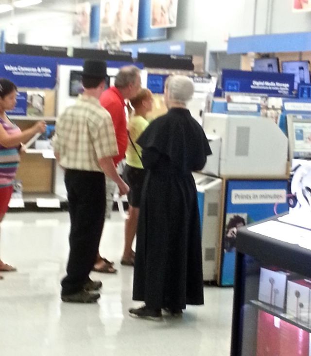 Strange People In Stores (19 pics)