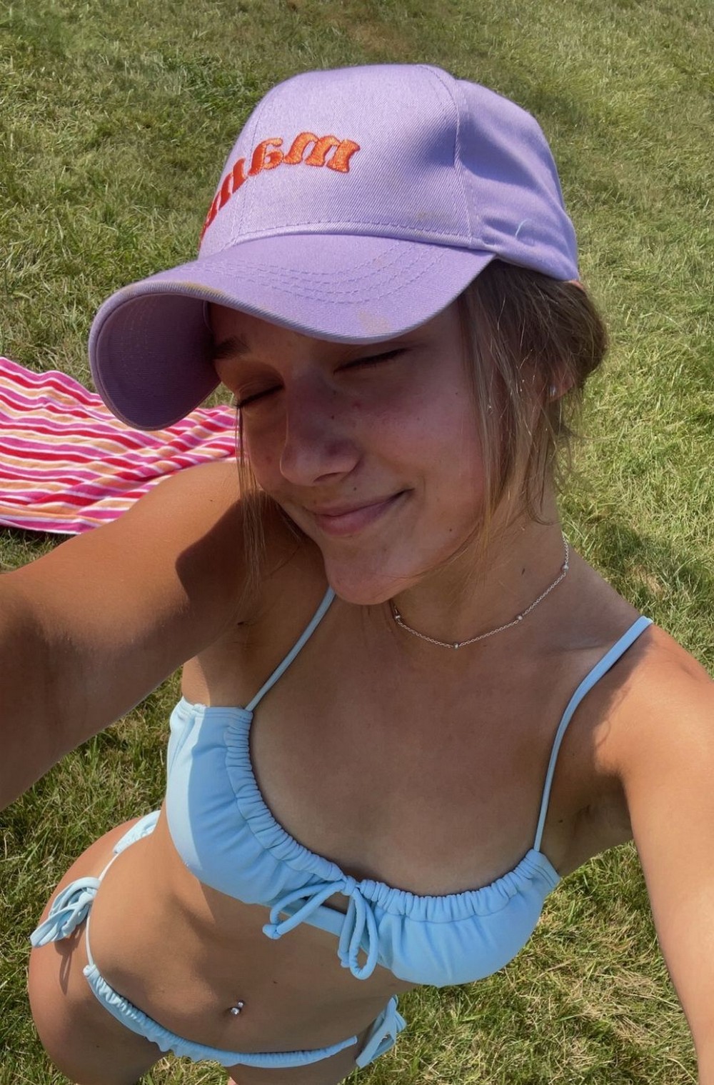 Bikini Girls (25 pics) Bikini Girls (25 pics)