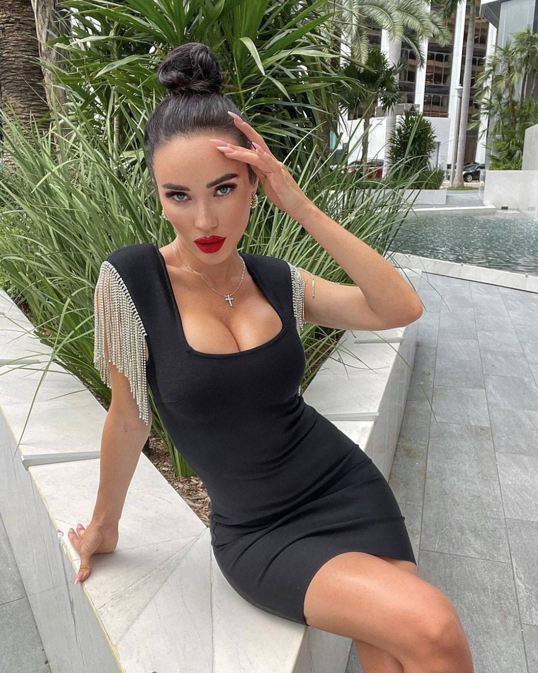 Girls With Red Lips (25 pics)