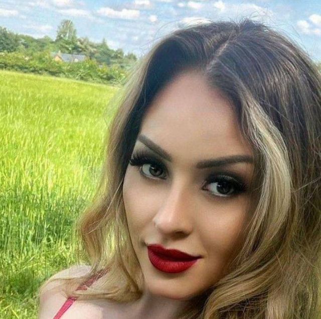 Girls With Red Lips (25 pics)