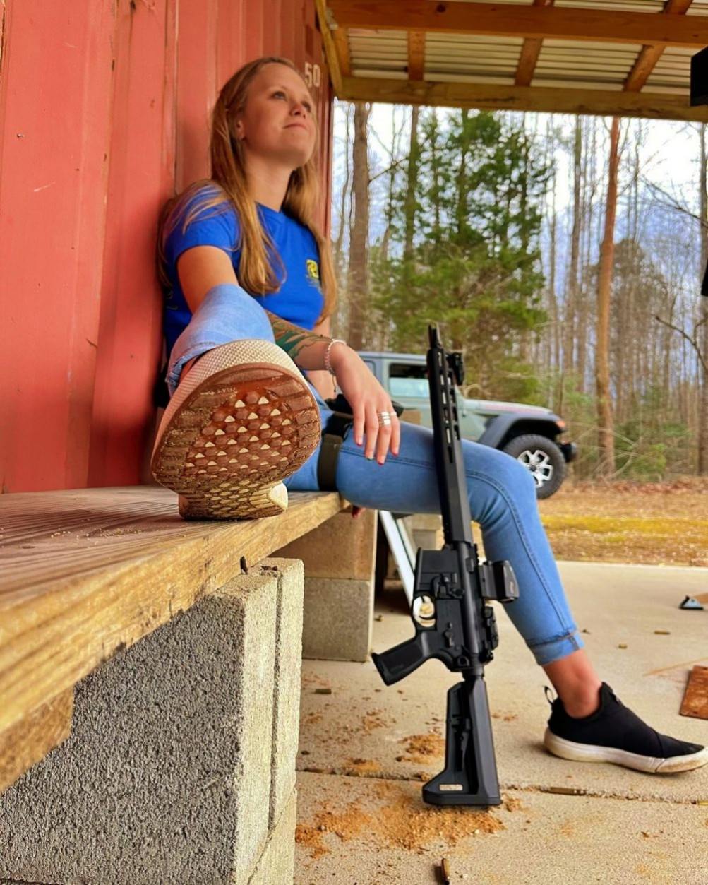 Girls With Guns (25 pics)
