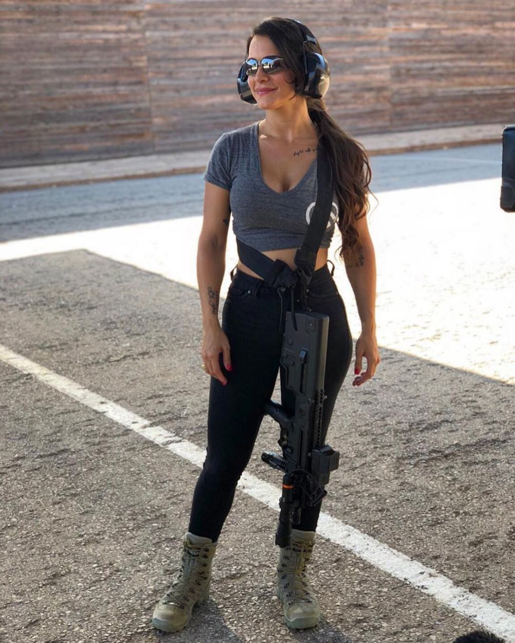 Girls With Guns (25 pics)