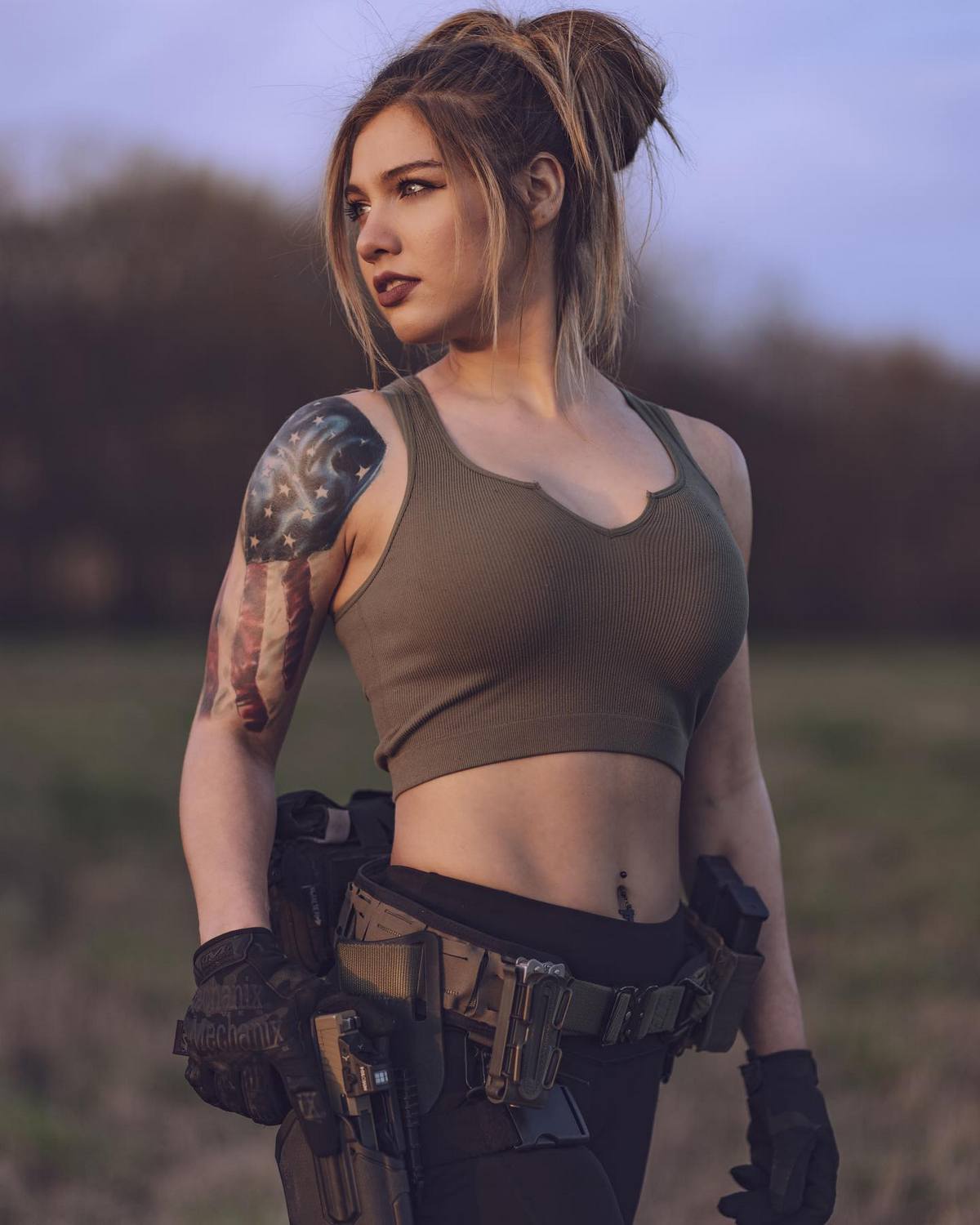 Girls With Guns (25 pics)