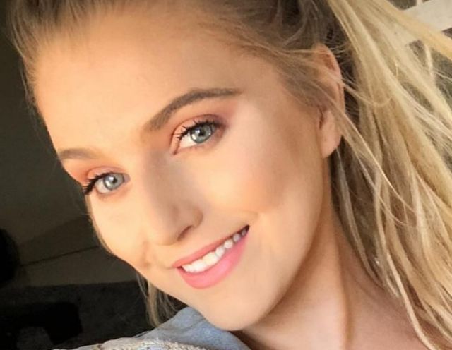 Busty Girls (25 pics)