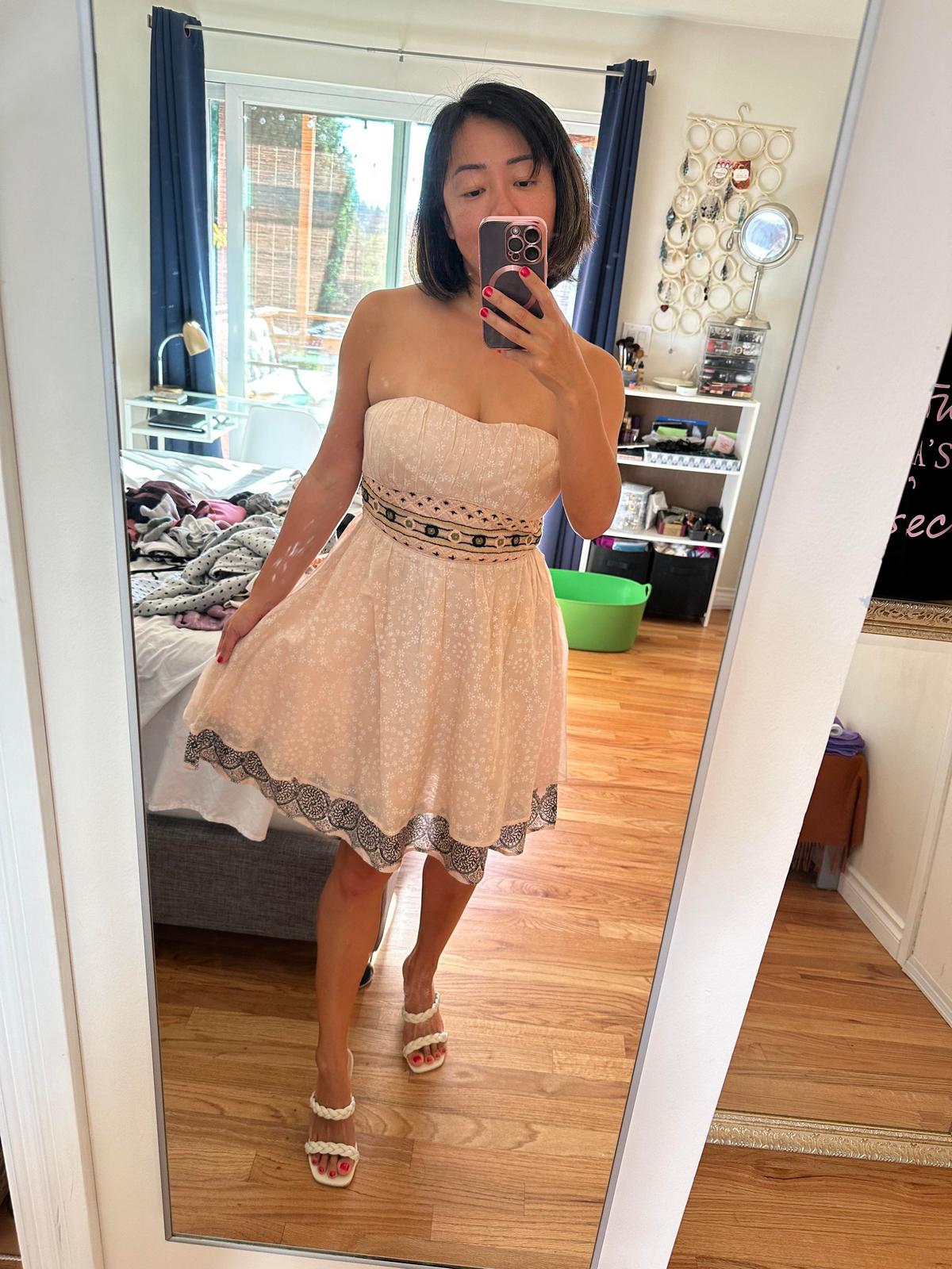 Girls In Dresses (24 pics) Girls In Dresses (24 pics)