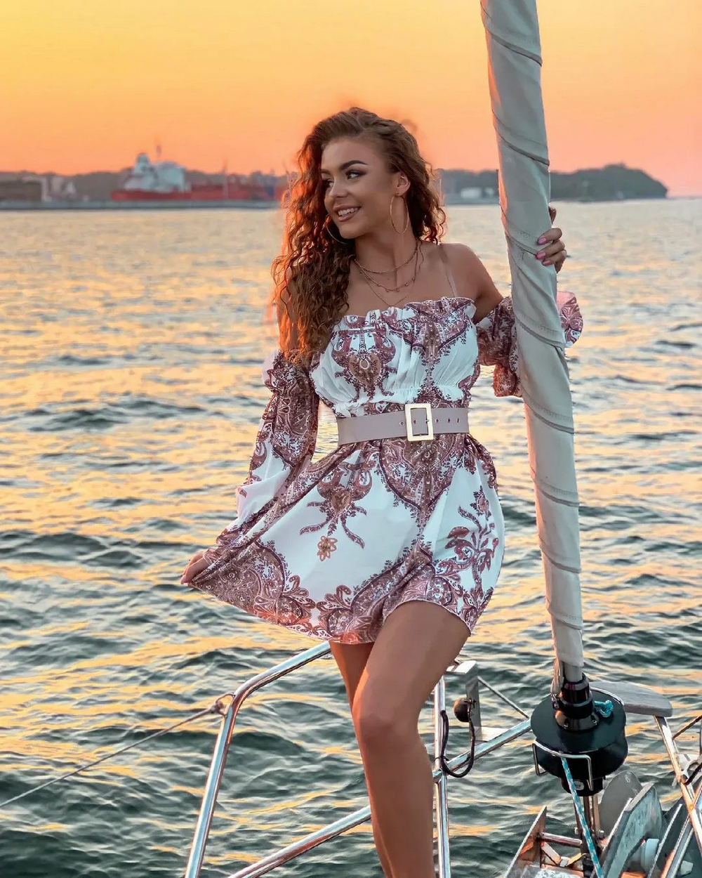 Girls In Dresses (24 pics) Girls In Dresses (24 pics)