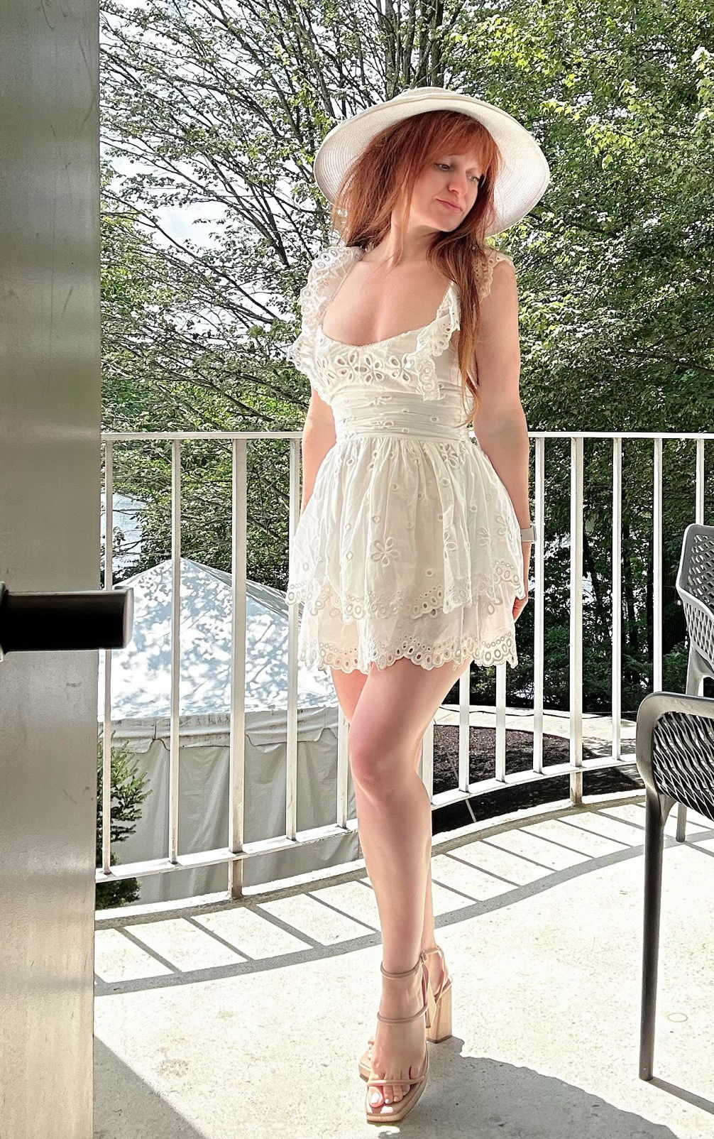 Girls In Dresses (24 pics)