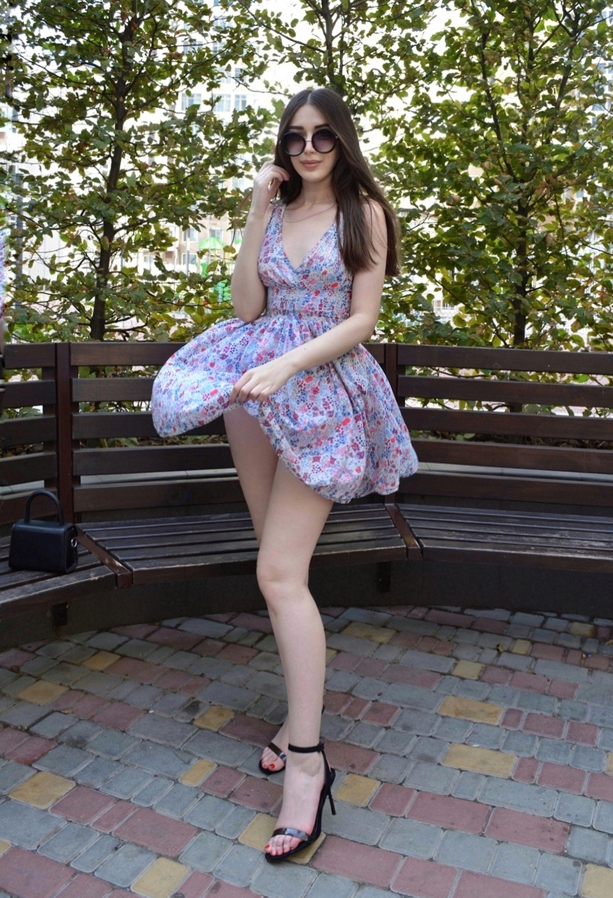 Girls In Dresses (24 pics) Girls In Dresses (24 pics)