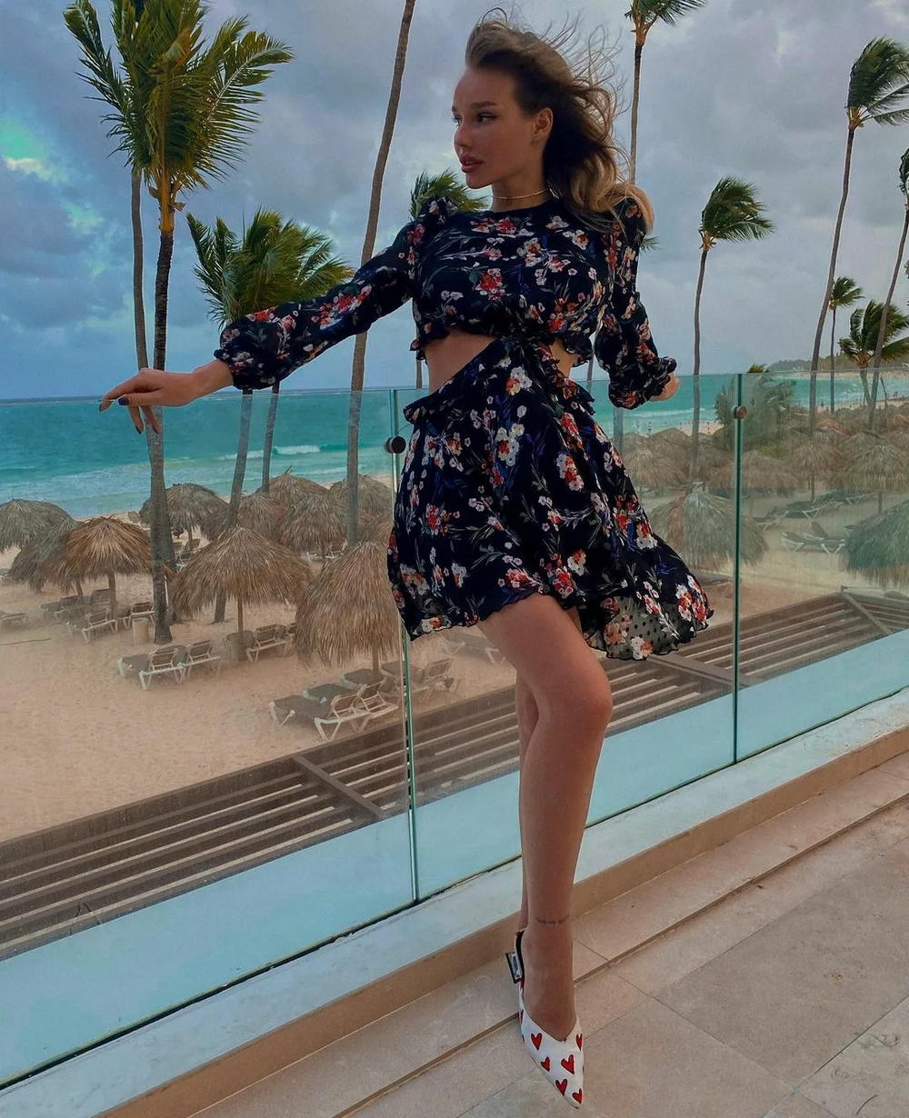 Girls In Dresses (24 pics) Girls In Dresses (24 pics)